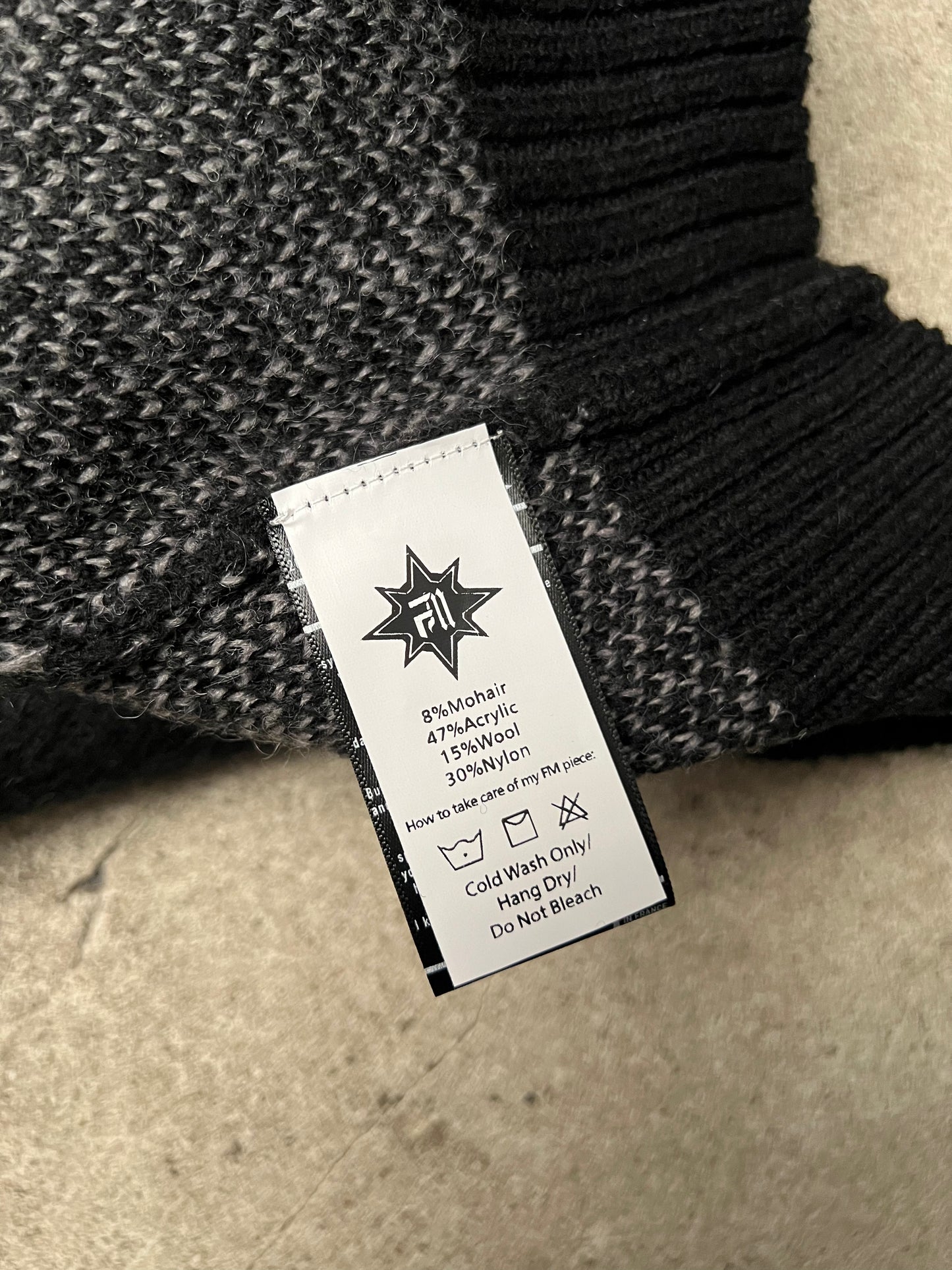 Étiquette du Finesse Mohair Black Bird montrant la composition du vêtement.