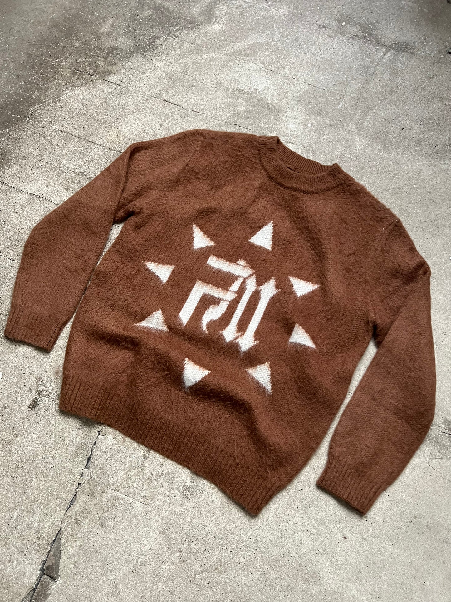 Finesse Mohair Brown Bird posé à plat sur un sol en béton.