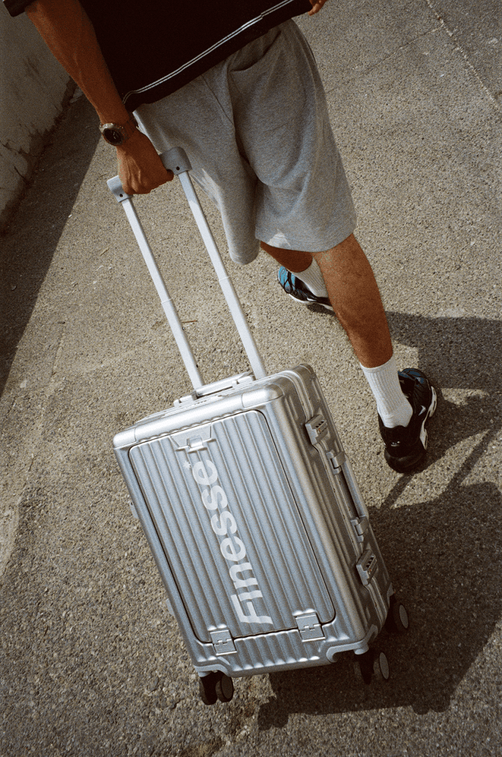 Photo argentique d’une valise Finesse Suitcase tirée dans la rue