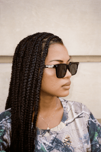 Femme avec locks portant les lunettes Finesse Sunglasses