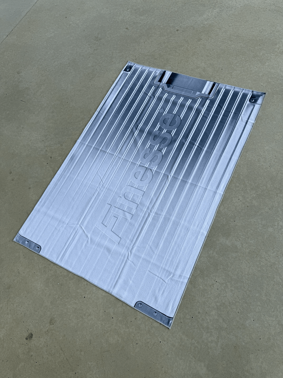 Serviette Finesse posée au sol en packshot