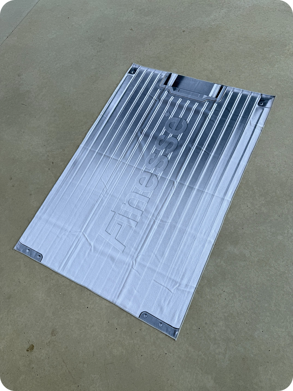 Finesse Towel présenté posé au sol en packshot.