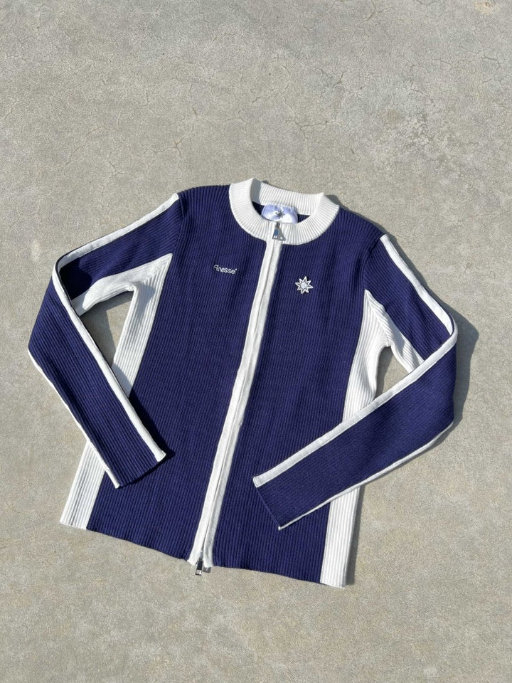Finesse Woman To Zip Jacket bleue et blanche présentée à plat.
