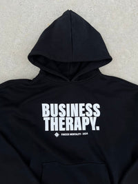 Zoom sur l’imprimé Business Therapy du hoodie Finesse Business Therapy.