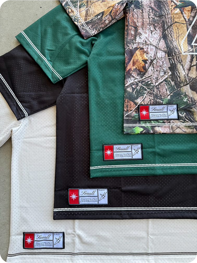 Quatre Jerseys Finesse superposés posés au sol en packshot