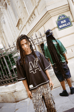 Homme en Jersey 44 black au premier plan, second plan en Jersey 44 green, rue Murillo