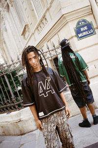 Homme en Jersey 44 black au premier plan, second plan en Jersey 44 green, rue Murillo