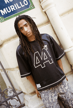 Portrait d’un homme en Jersey 44 black rue Murillo, regard profond vers caméra.