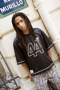 Portrait d’un homme en Jersey 44 black rue Murillo, regard profond vers caméra.