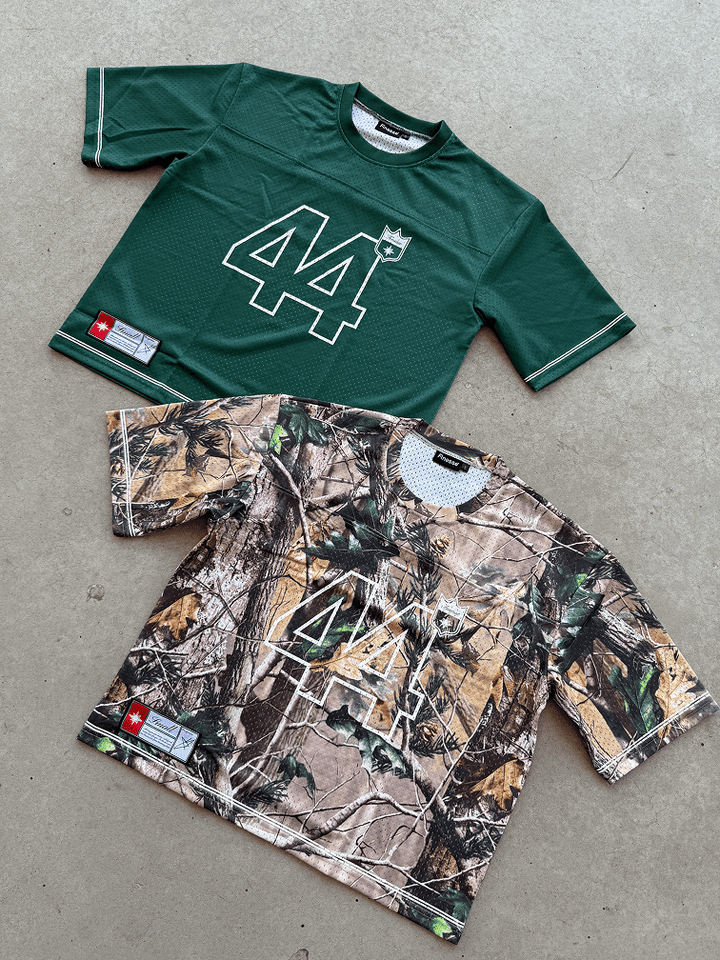 Jersey 44 camo et 44 green posés l'un sur l'autre au sol en packshot