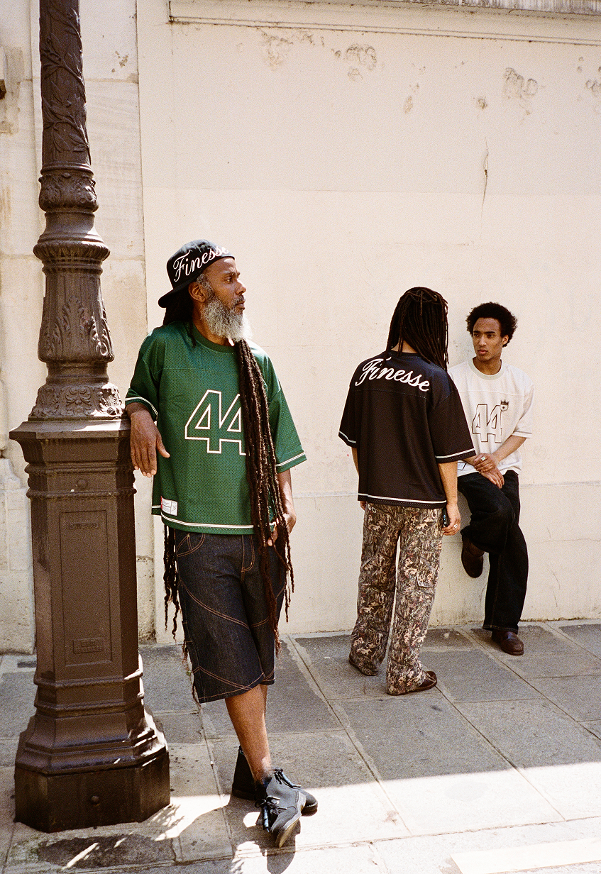 Trois mannequins en rue, l’un en Jersey 44 green, les autres en black et white.