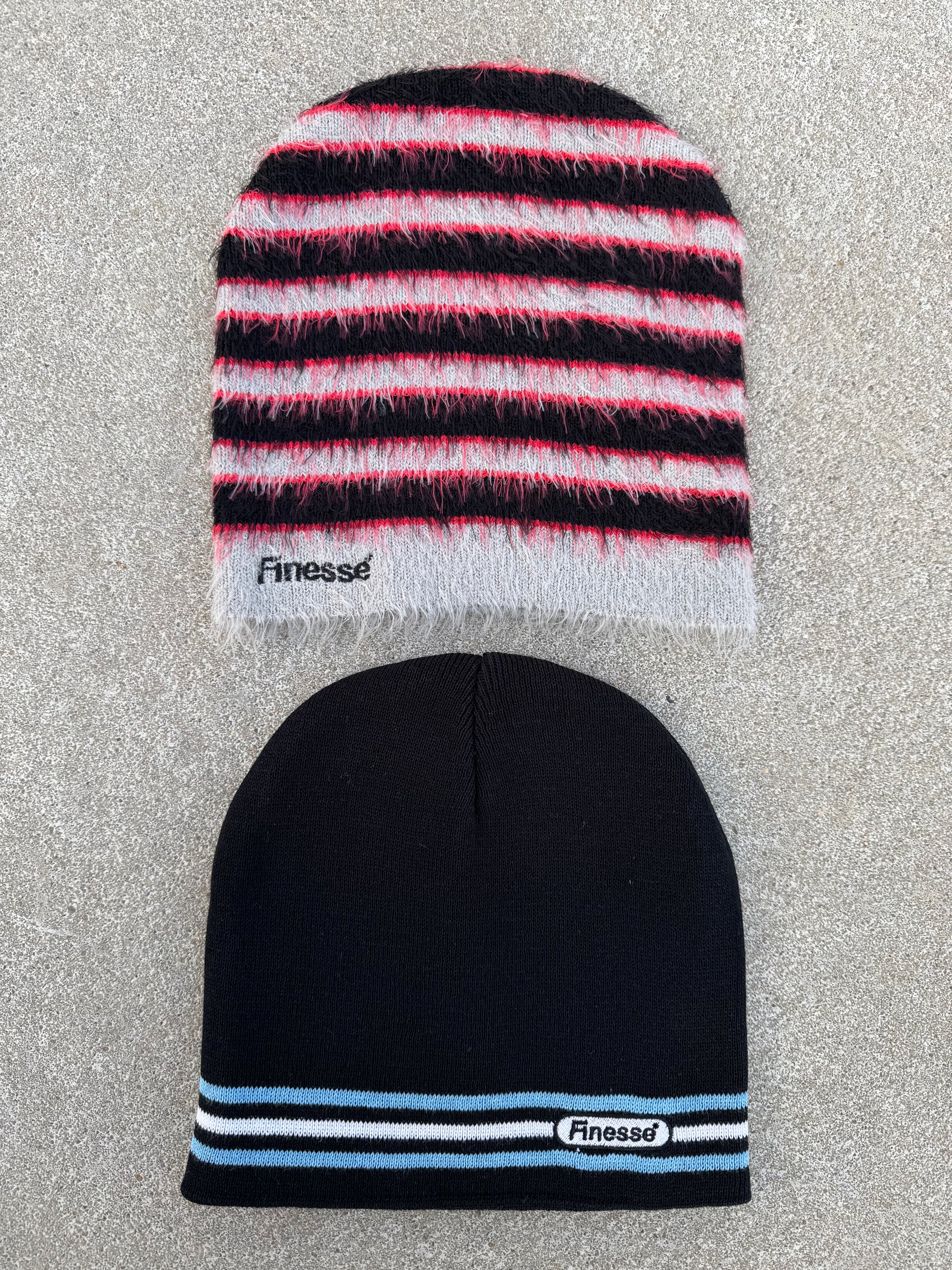 Bonnet Finesse Lacoste Beanie et Mohair Beanie posés au sol en packshot.