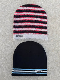 Bonnet Finesse Lacoste Beanie et Mohair Beanie posés au sol en packshot.