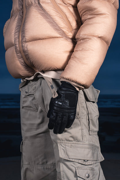 Zoom sur un homme portant les Finesse Leather Gloves effet crocodile