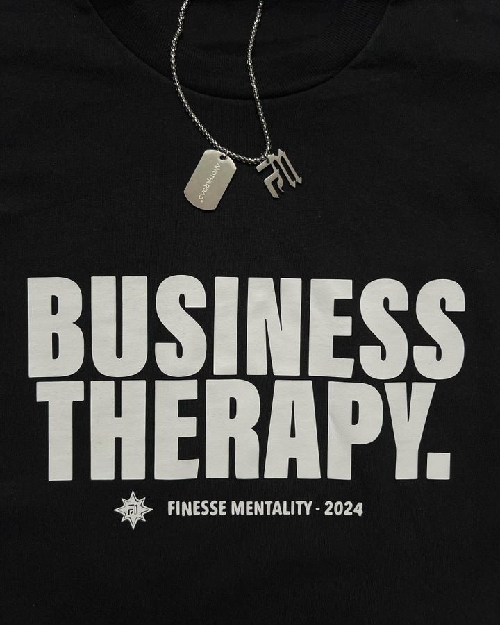 Gros plan sur l’imprimé Business Therapy ‘Finest Mentality-2024’ d’un long-sleeve, avec la chaîne Finest Another Road 2