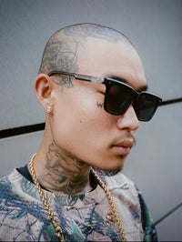 Homme rasé portant les lunettes Finesse Sunglasses Series 01