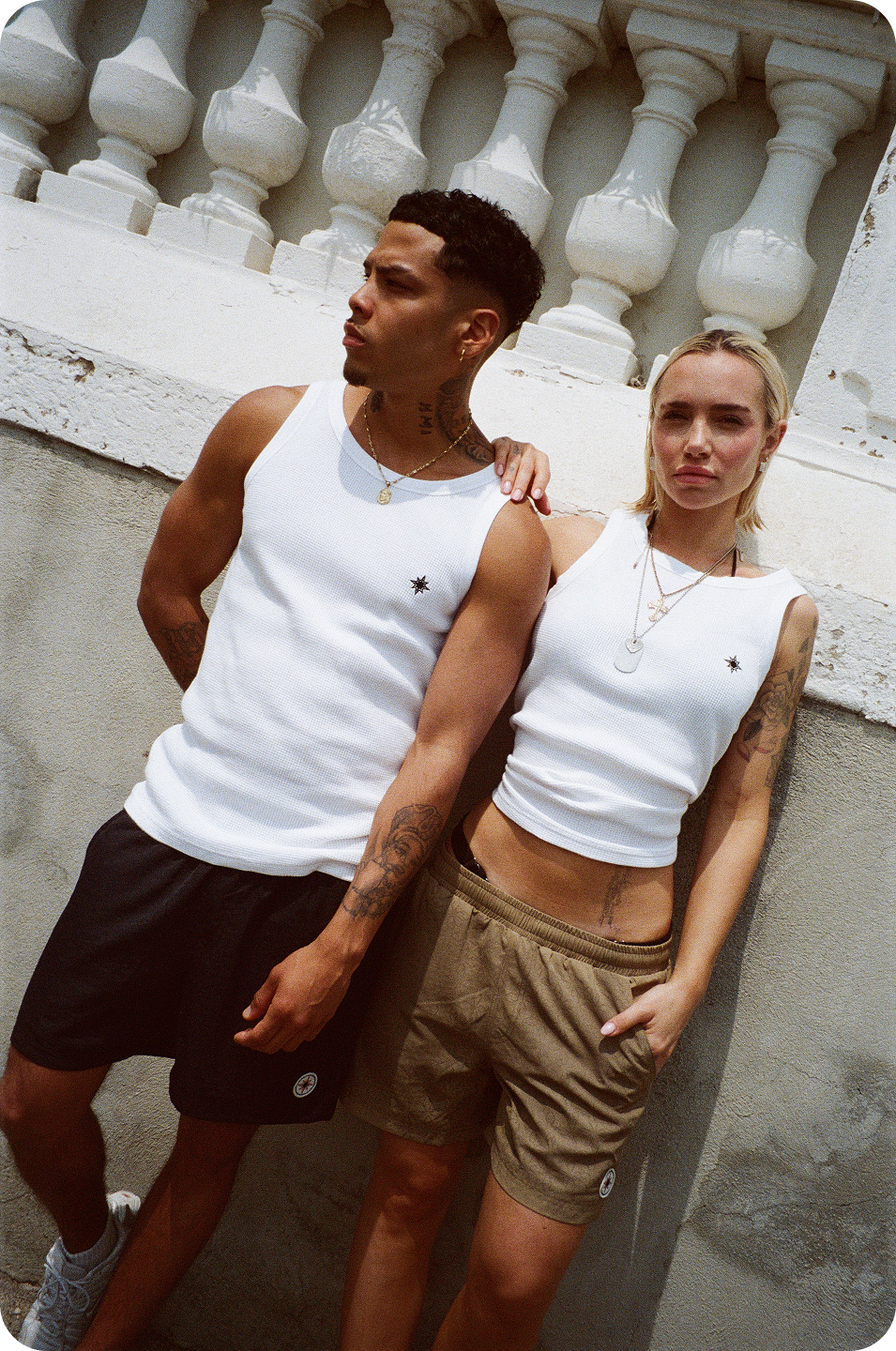 Femme et homme en Swim Shorts et Tank Top, même scène sous un angle différent.