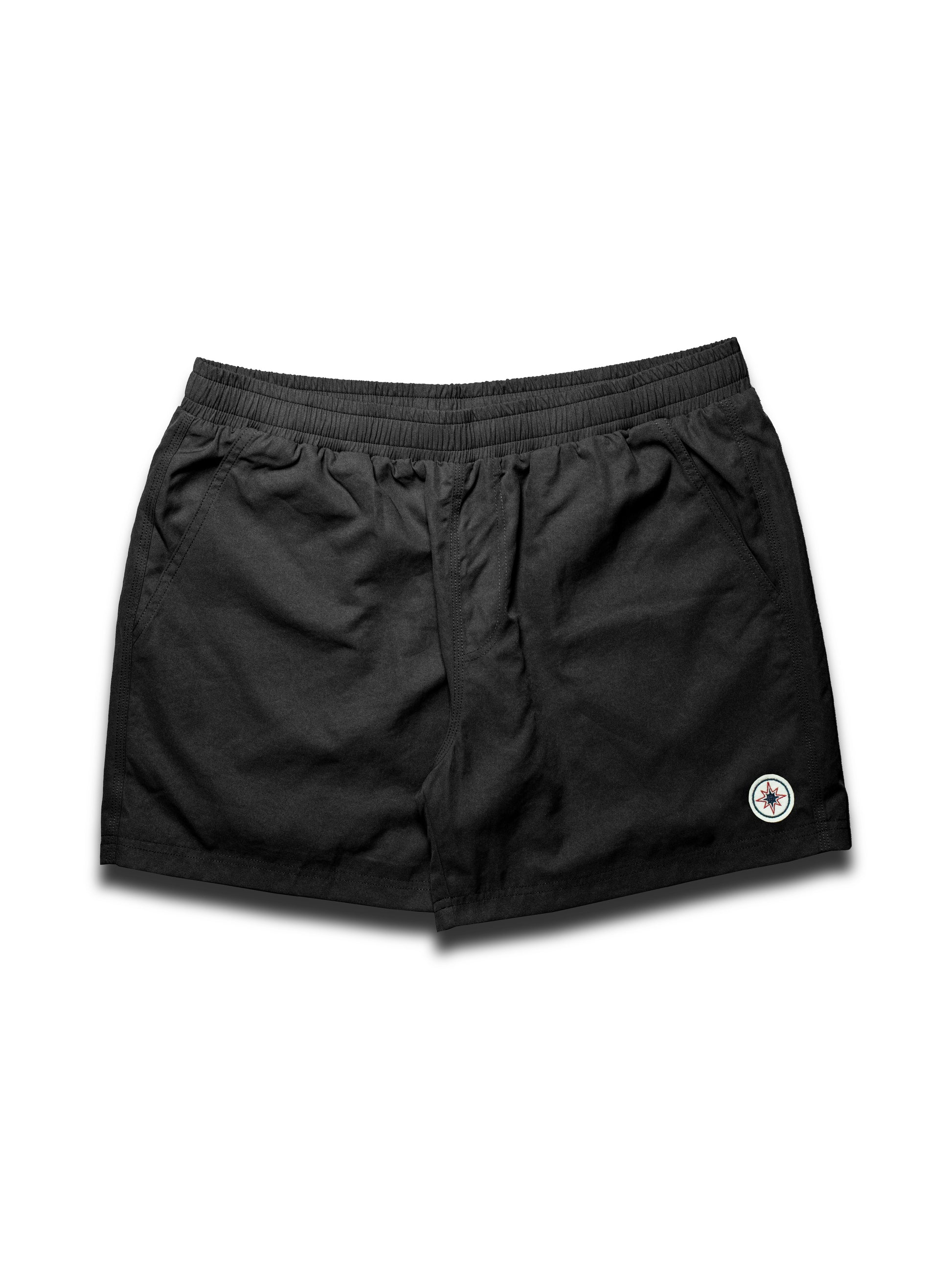 Finesse Swim Shorts Triple Black présenté en packshot sur fond blanc.