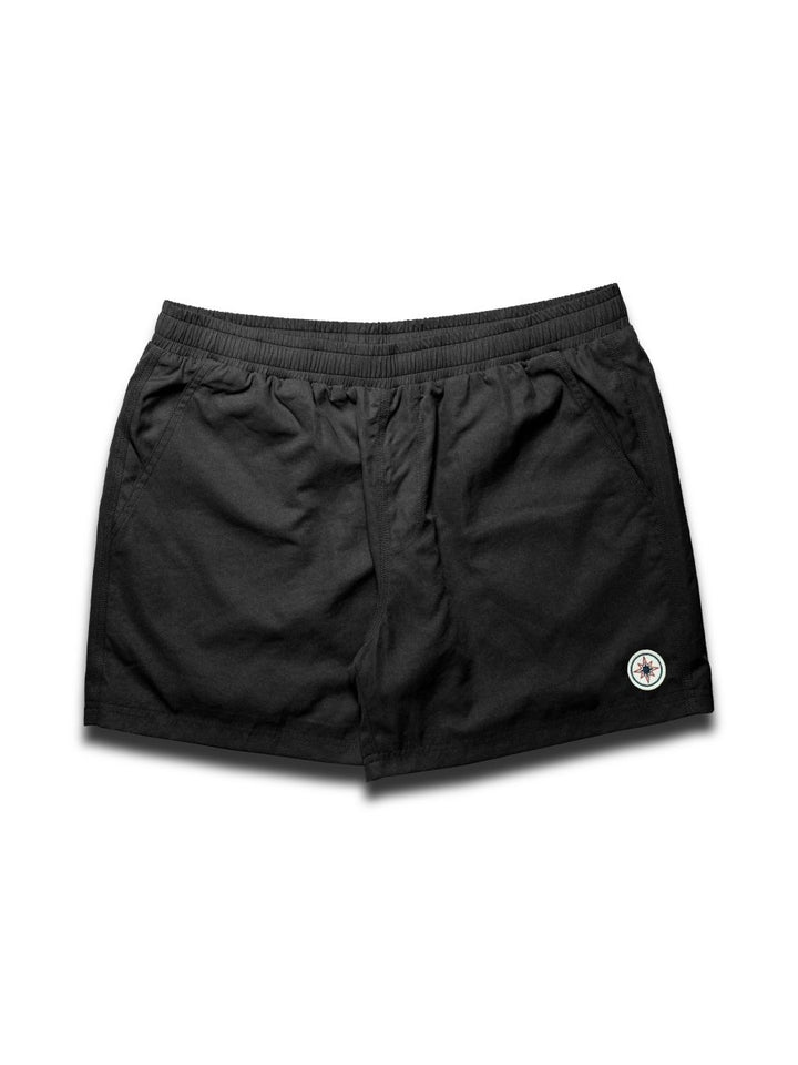 Finesse Swim Shorts Triple Black présenté en packshot sur fond blanc.
