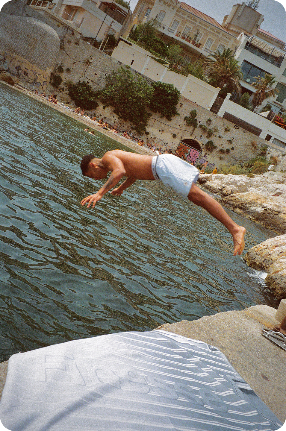 Homme s’apprêtant à plonger dans l’eau en portant un Swim Shorts Finesse