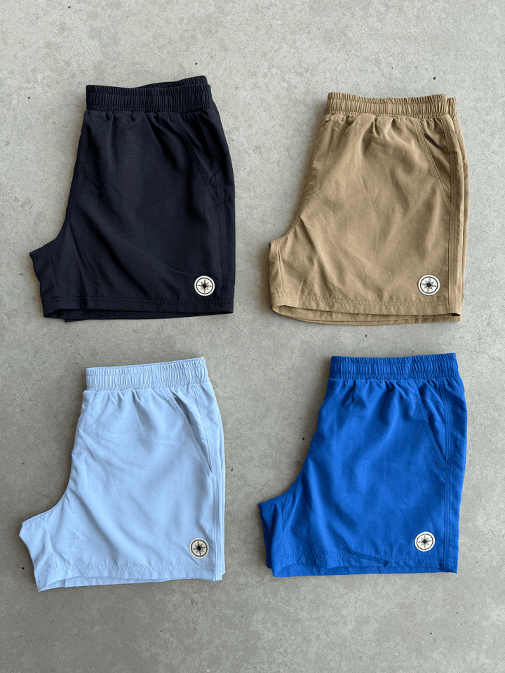 Lot de quatre Finesse Swim Shorts disposés ensemble au sol en packshot.