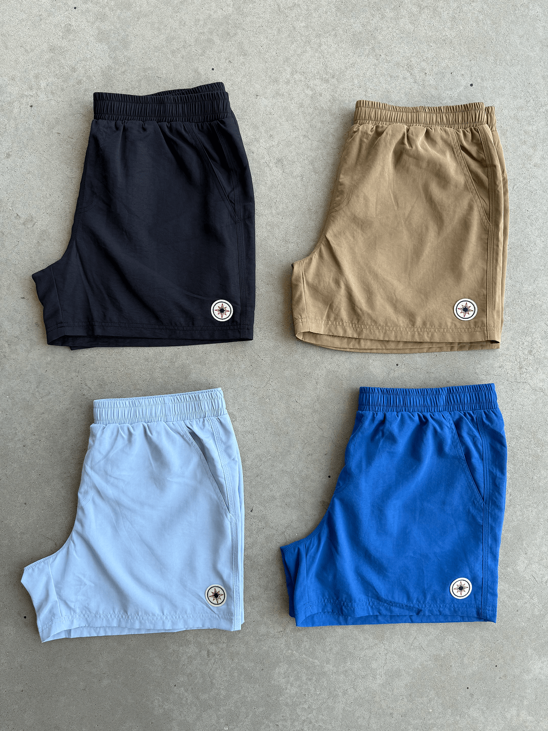 Quatre Finesse Swim Shorts posés au sol, variante du packshot