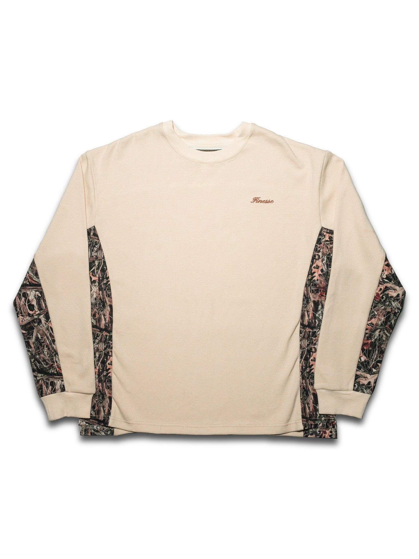 T-shirt manches longues beige style militaire avec broderie Finesse et détails camouflage discrets sur les manches.