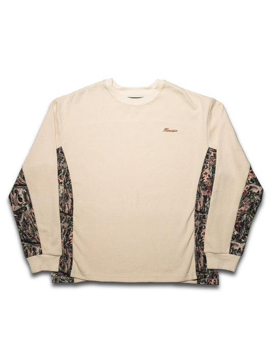 T-shirt manches longues beige style militaire avec broderie Finesse et détails camouflage discrets sur les manches.
