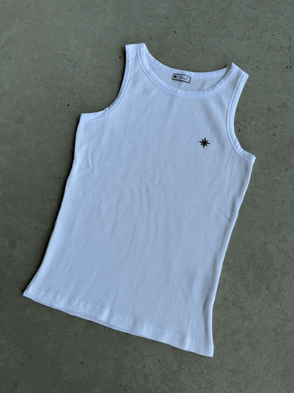 Tank Top Finesse blanc présenté en packshot au sol