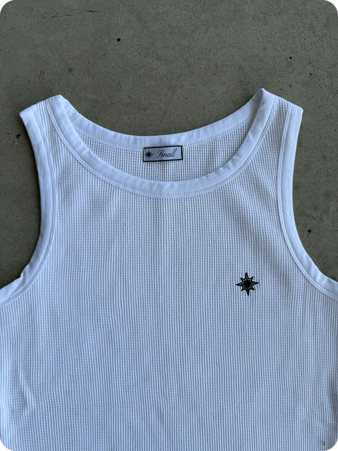 Zoom sur le logo Finesse brodé sur le Tank Top