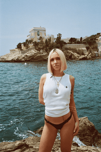 Femme à la plage dans les calanques de Marseille portant un Tank Top Finesse