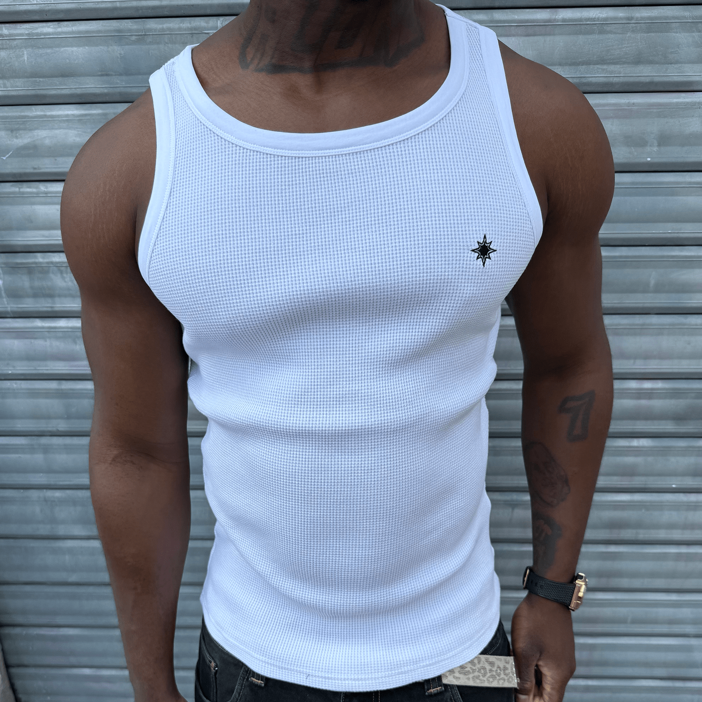 Homme musclé portant le Tank Top Finesse, vue en situation
