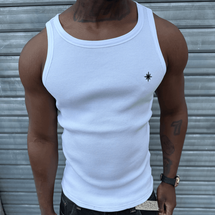 Homme musclé portant le Tank Top Finesse, vue en situation