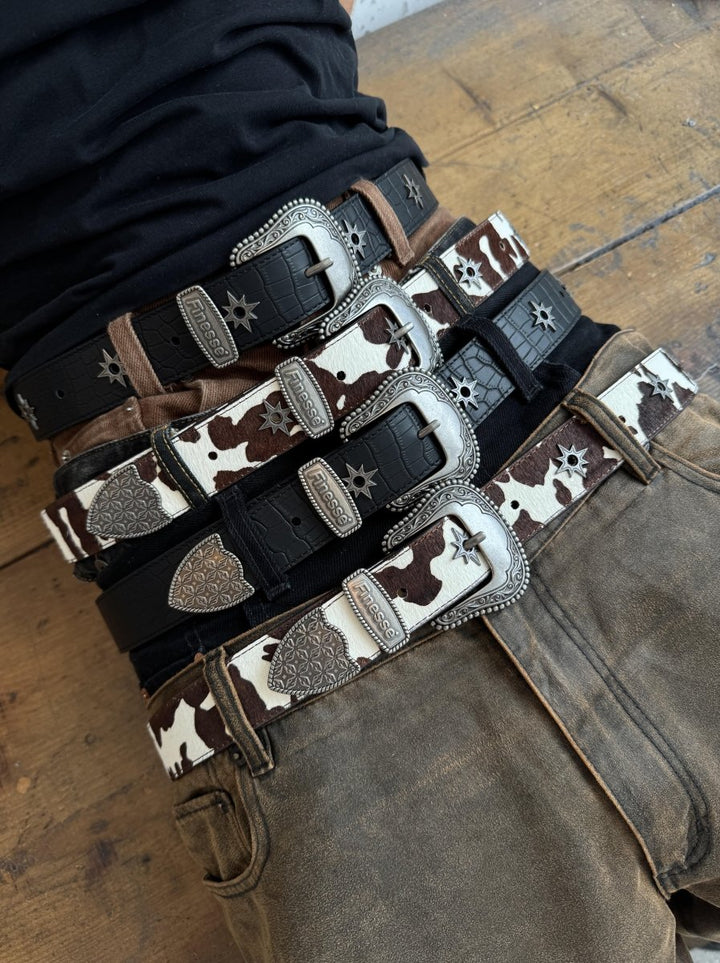 Look streetwear Finesse : mannequin portant quatre jeans et quatre ceintures, style mode homme minimaliste