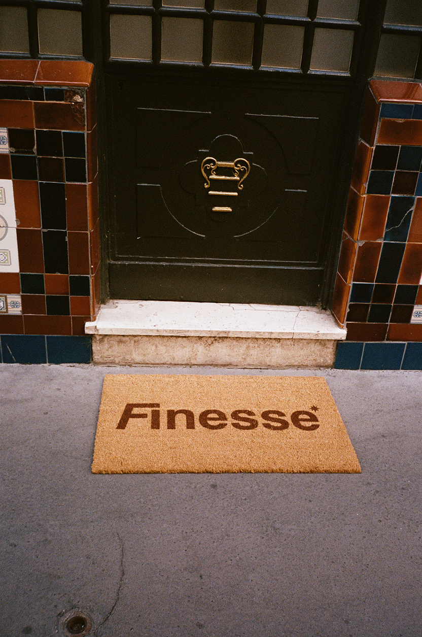 Paillasson Finesse placé devant une porte dans la rue, vue en contexte d’usage