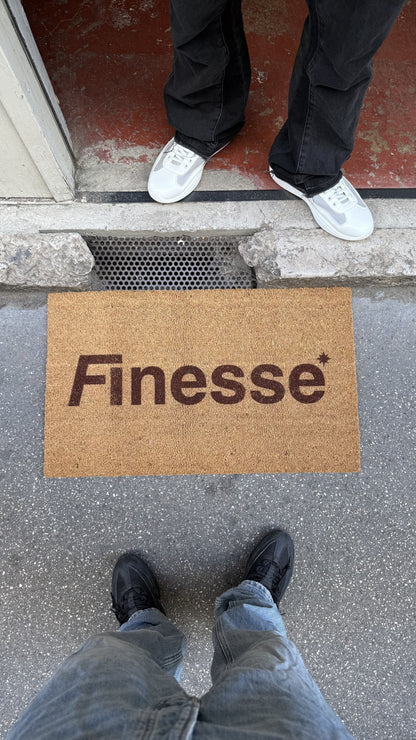 Paillasson FINESSE posé devant un bâtiment, photo lifestyle en extérieur