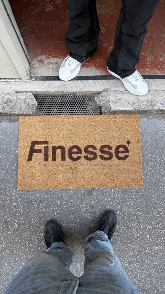 Paillasson FINESSE posé devant un bâtiment, photo lifestyle en extérieur