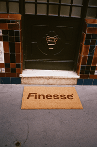 Paillasson Finesse placé devant une porte dans la rue, vue en contexte d’usage