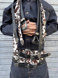 Homme portant plusieurs ceintures Finesse sur le buste, accessoires streetwear premium pour homme