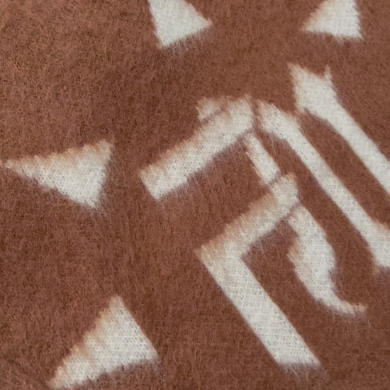 Vidéo montrant la douceur de la laine du Finesse Mohair Brown Bird, une main caresse délicatement le tissu.