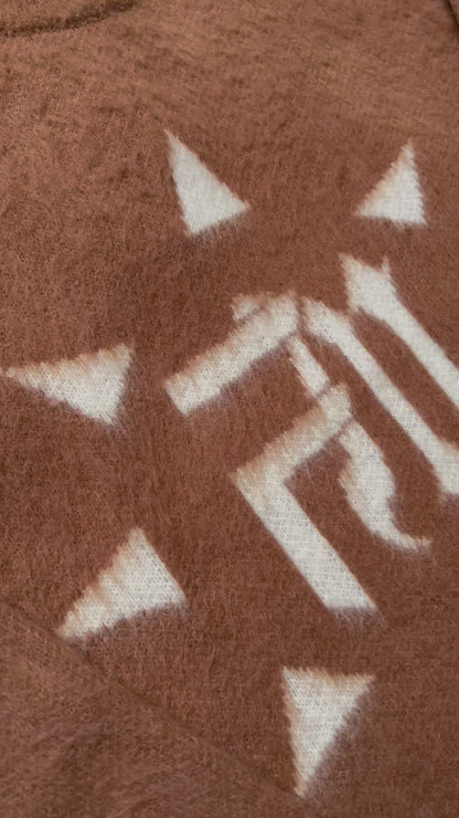 Vidéo montrant la douceur de la laine du Finesse Mohair Brown Bird, une main caresse délicatement le tissu.