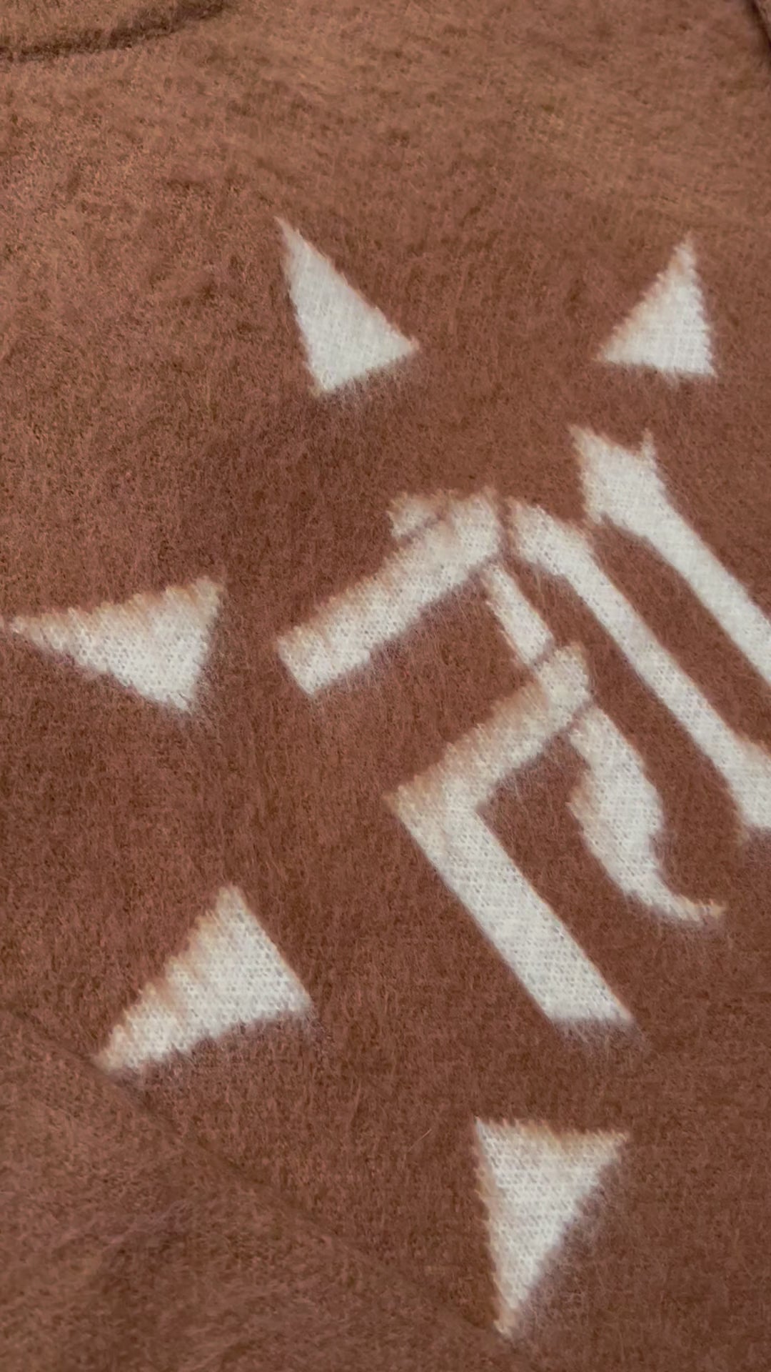 Vidéo montrant la douceur de la laine du Finesse Mohair Brown Bird, une main caresse délicatement le tissu.