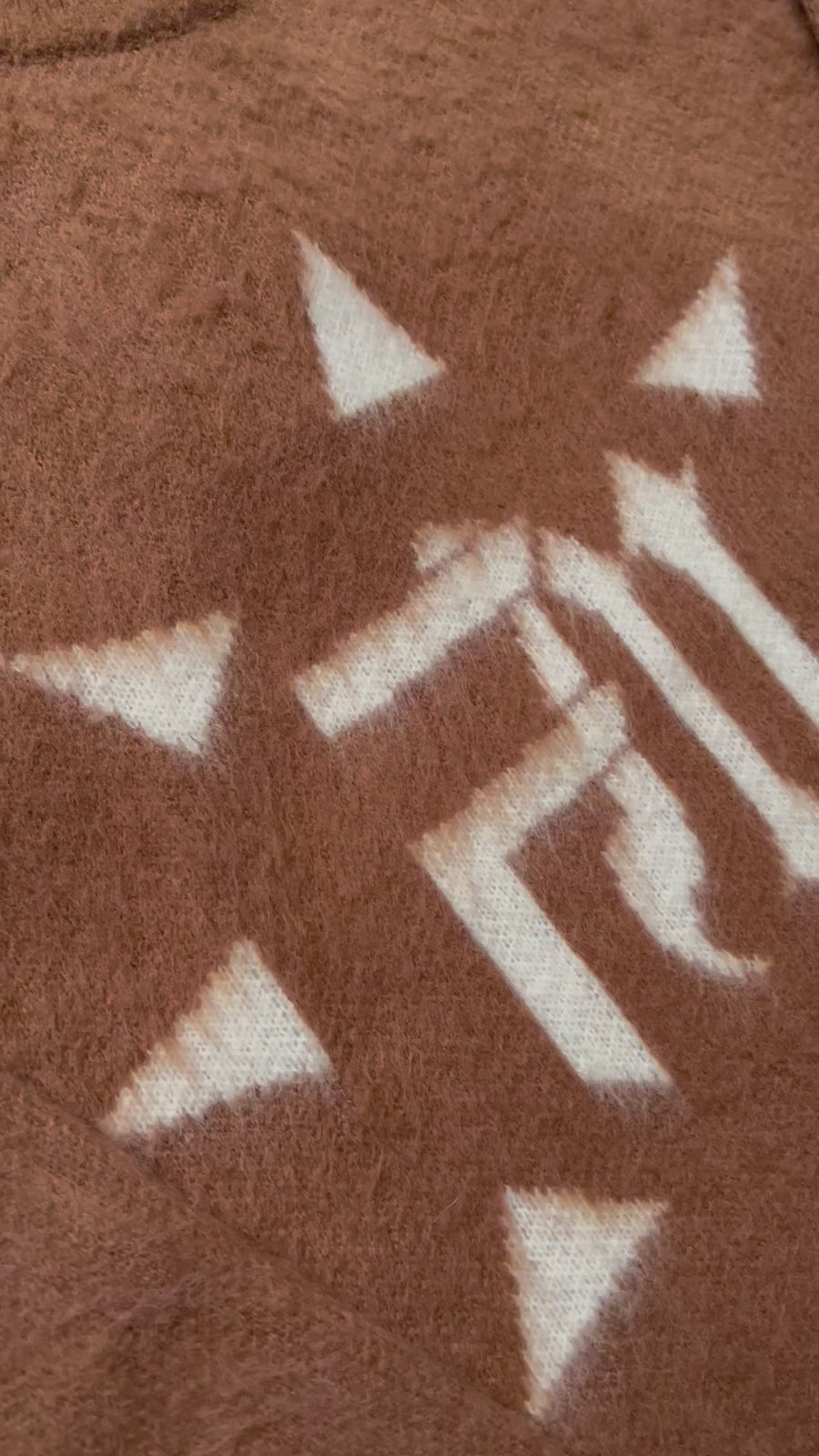 Vidéo montrant la douceur de la laine du Finesse Mohair Brown Bird, une main caresse délicatement le tissu.