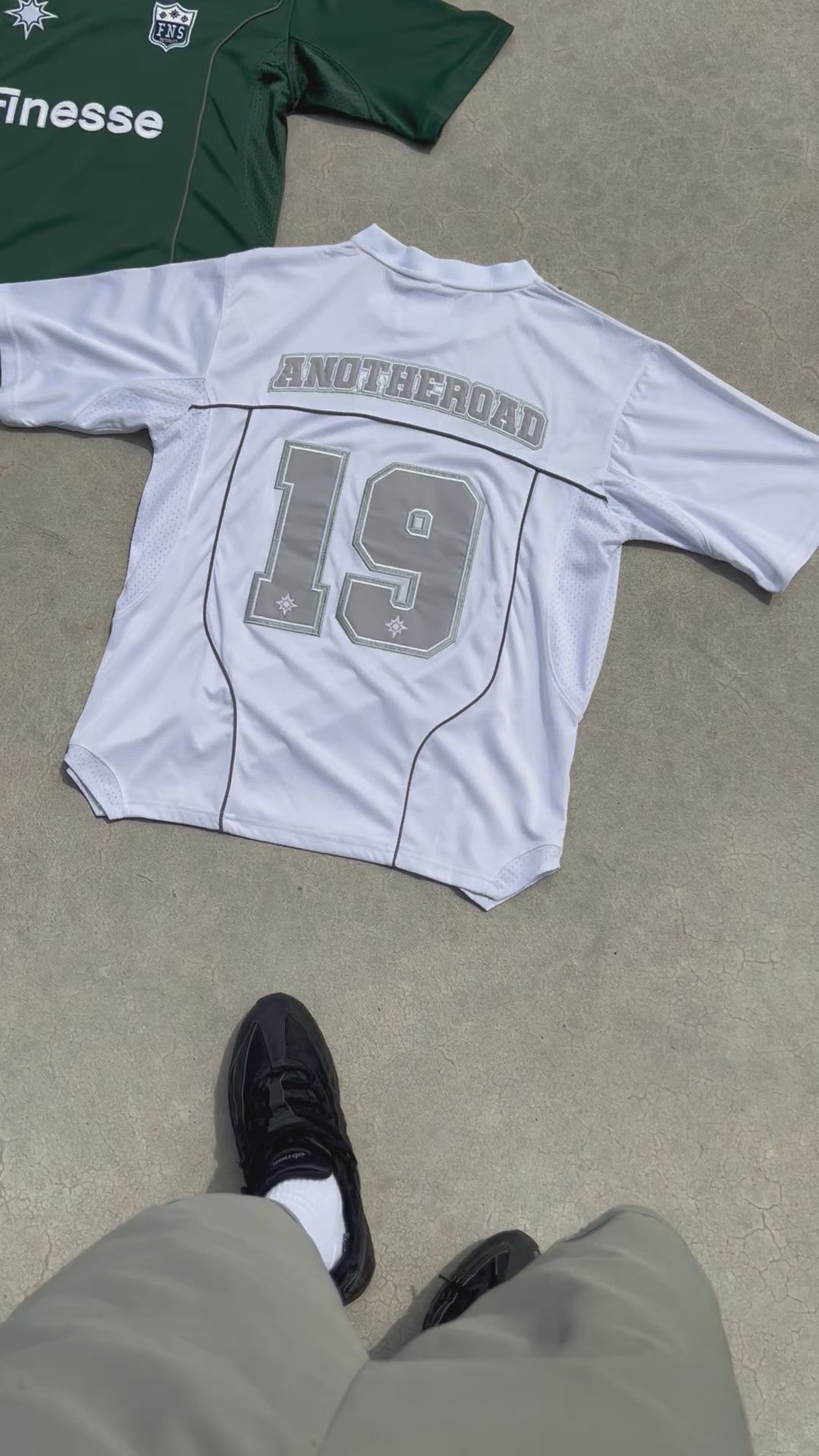 Vidéo esthétique montrant en détail deux Finesse Jersey Shirts.