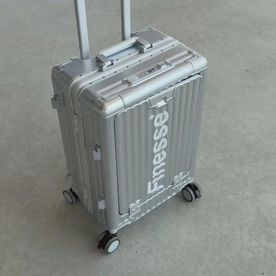 Vidéo présentant la valise Finesse Go Away Suitcase en détail.