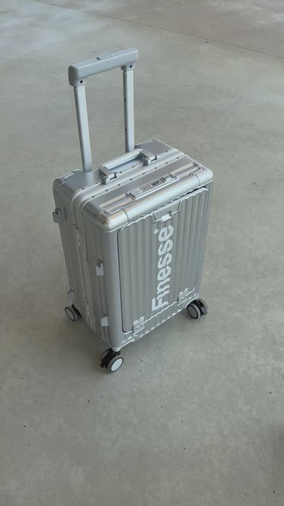 Vidéo présentant la valise Finesse Go Away Suitcase en détail.