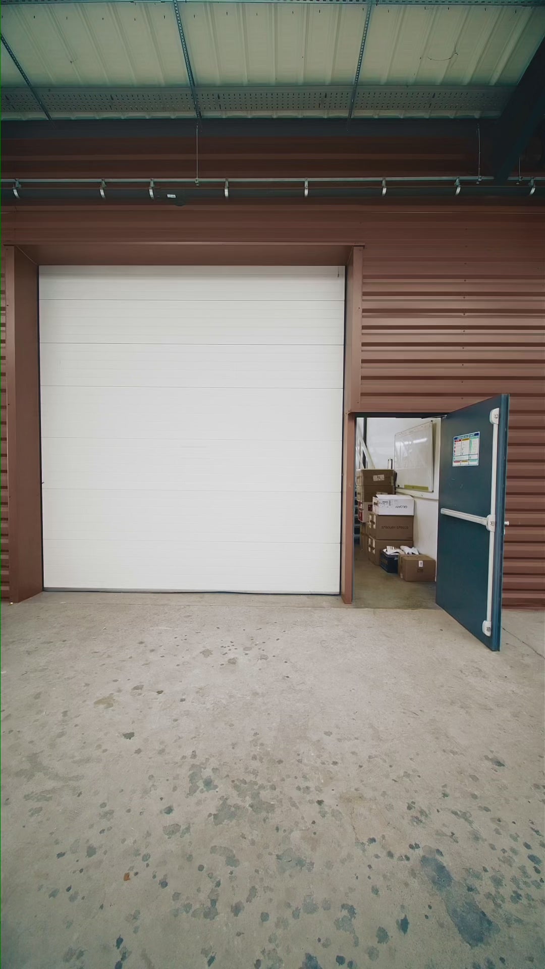 Charger la vidéo : homme faisant la queue dans la rue pour récupérer un manteau Finesse* Bomber