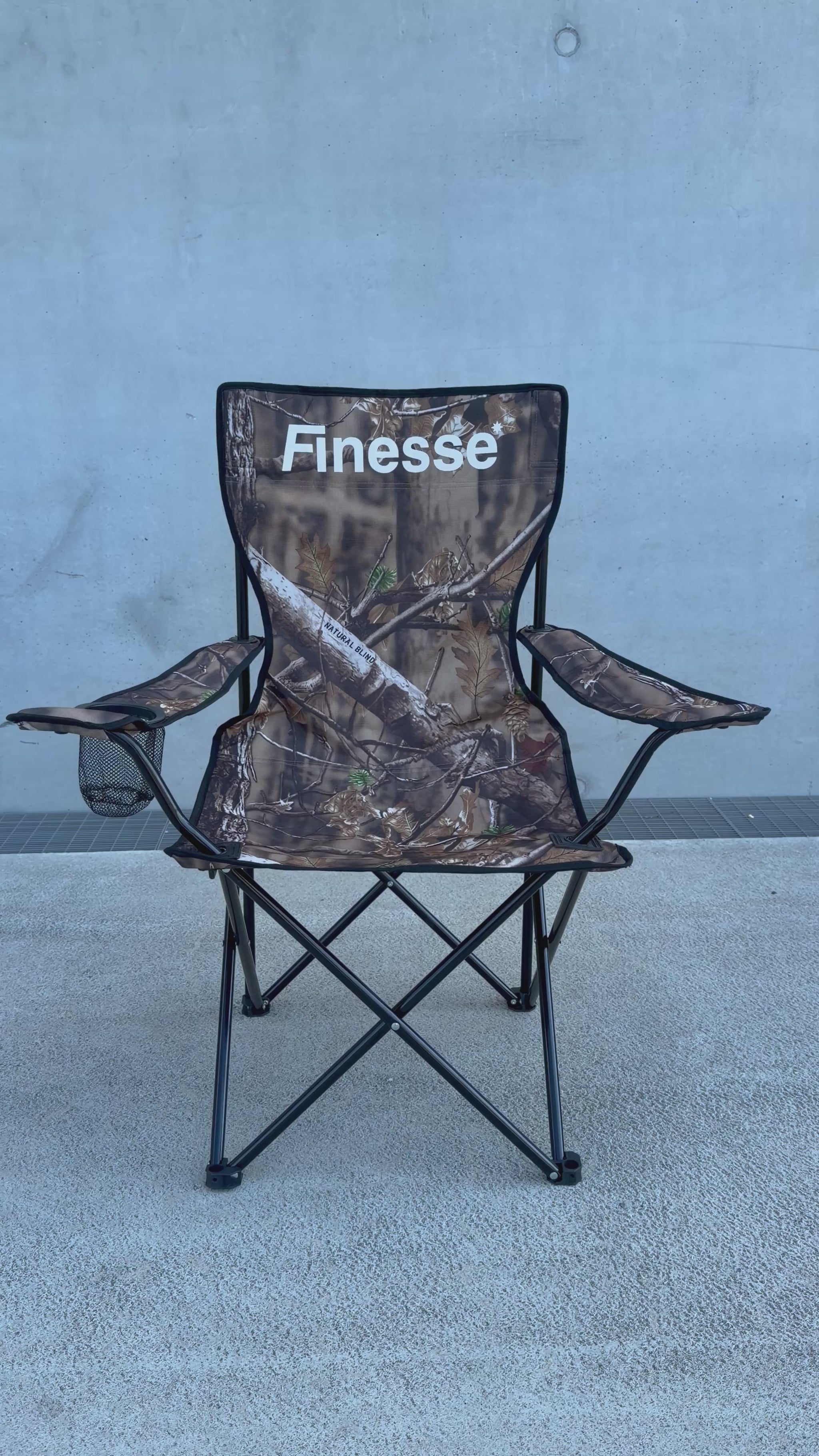 Vidéo démontrant la Finesse Camp Chair, chaise pliante au design outdoor inspiré de l’univers Finesse.