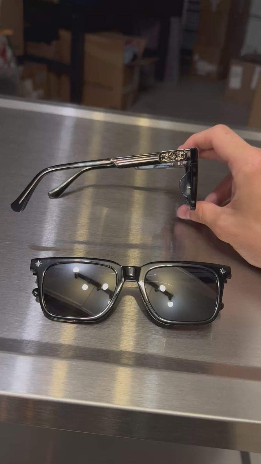 Vidéo en gros plan montrant les détails des lunettes Finesse Sunglasses Series 01.