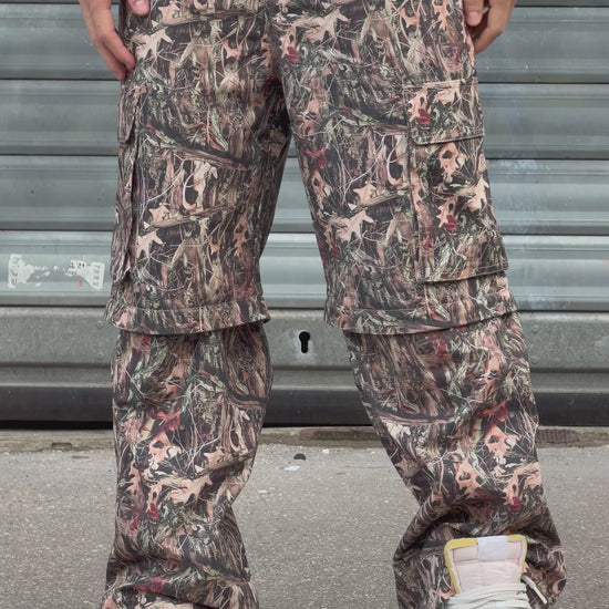 Vidéo montrant la transformation du Finesse 2-in-1 Cargo Pants-Camo en short grâce à ses zips détachables.